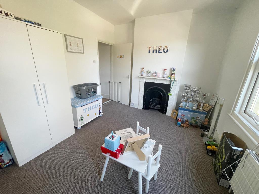 Lot: 45 - BAY-FRONTED HOUSE FOR INVESTMENT - Bedroom 2